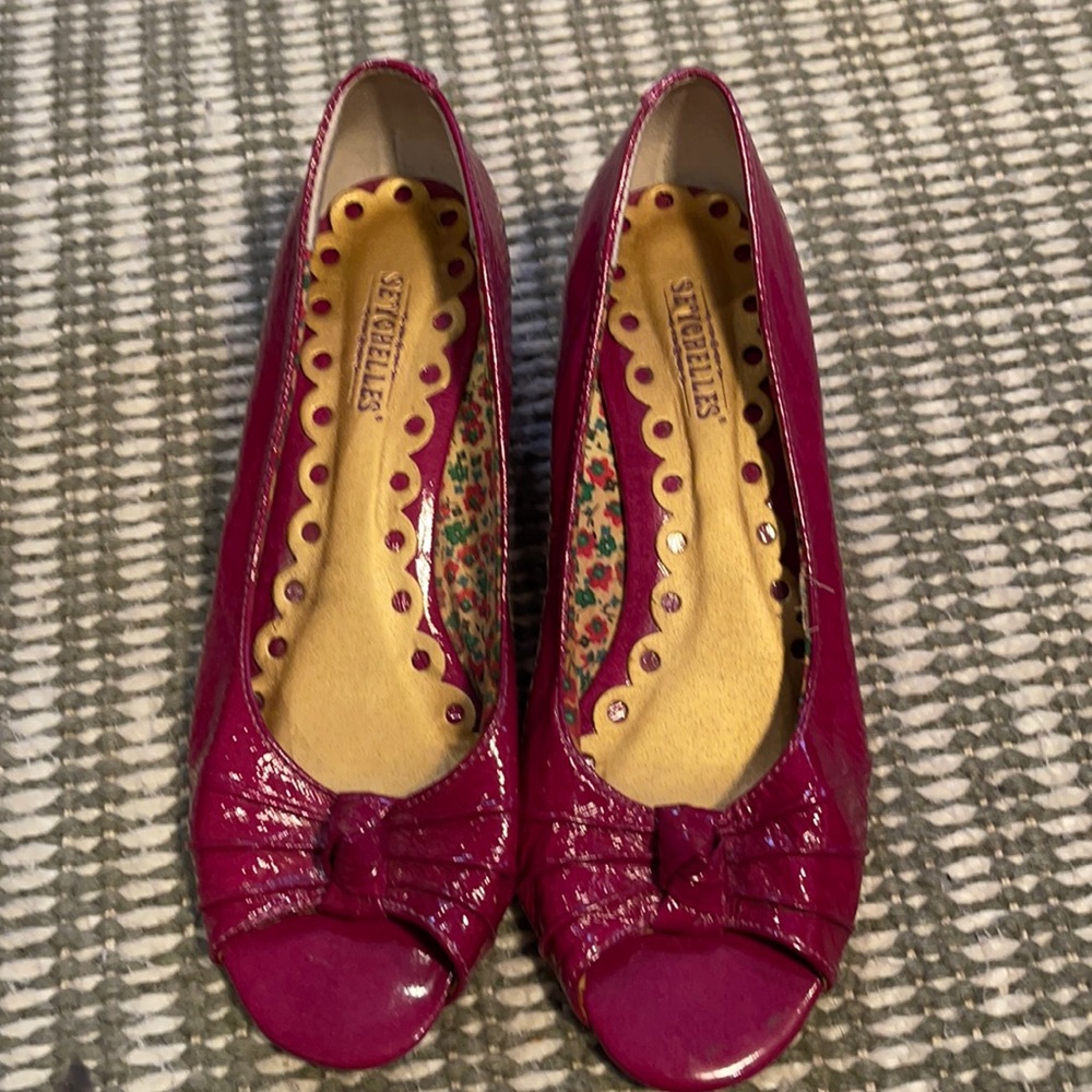 Seychelles fuschia paten leather peep toe wedges